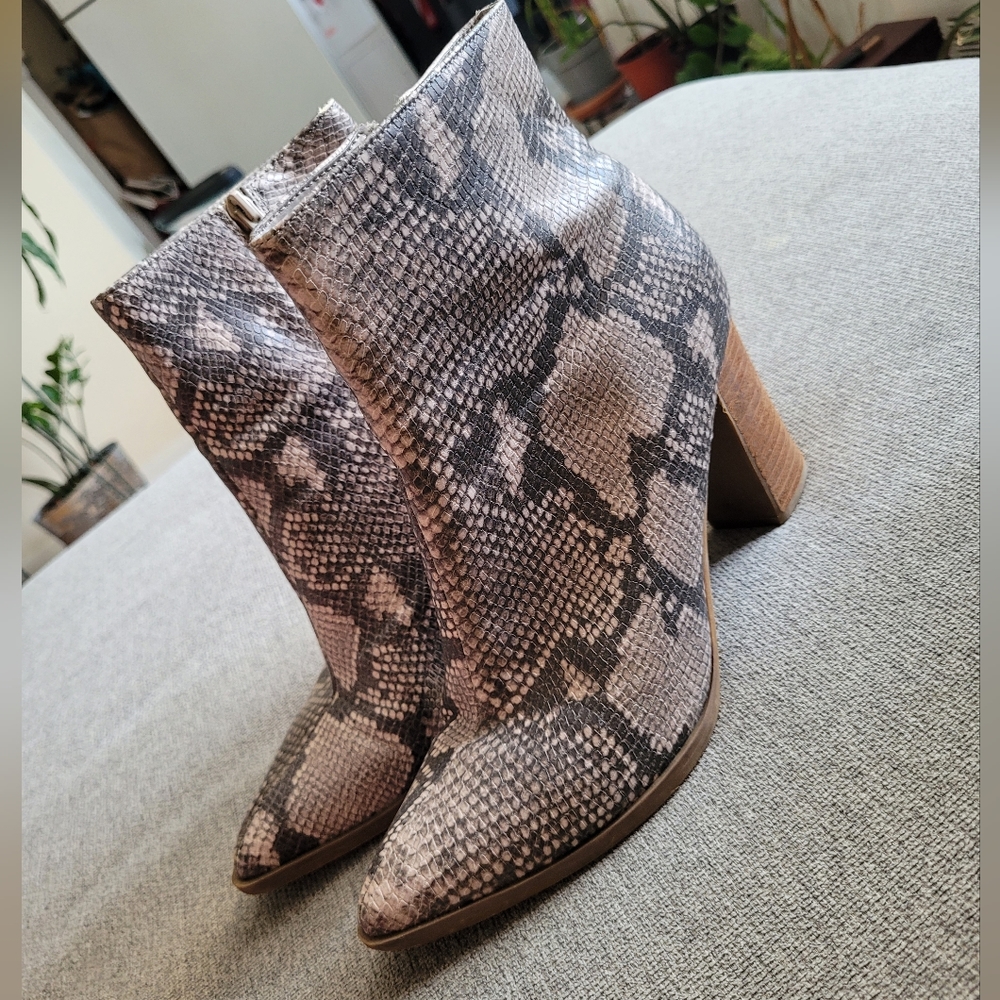 Carlos Santana faux snake skin gray boots with 2 inch heels, size 8.5.